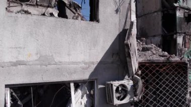 Bu stok videosu Ukrayna 'daki savaşın sonucunu gösteriyor. Bucha, Borodyanka' da yıkılan bir yerleşim yeri.