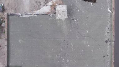 Bu stok videosu Ukrayna 'daki savaşın sonucunu gösteriyor. Bucha, Borodyanka' da yıkılan bir yerleşim yeri.