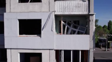 Bu stok videosu Ukrayna 'daki savaşın sonucunu gösteriyor. Bucha, Borodyanka' da yıkılan bir yerleşim yeri.