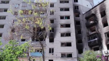 Bu stok videosu Ukrayna 'daki savaşın sonucunu gösteriyor. Bucha, Borodyanka' da yıkılan bir yerleşim yeri.