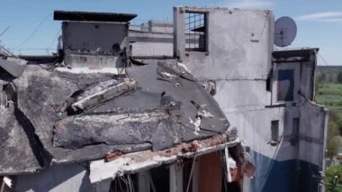 Bu stok videosu Ukrayna 'daki savaşın sonucunu gösteriyor. Bucha, Borodyanka' da yıkılan bir yerleşim yeri.