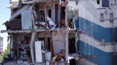 Bu stok videosu Ukrayna 'daki savaşın sonucunu gösteriyor. Bucha, Borodyanka' da yıkılan bir yerleşim yeri.