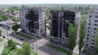 Bu stok videosu Ukrayna 'daki savaşın sonucunu gösteriyor. Bucha, Borodyanka' da yıkılan bir yerleşim yeri.
