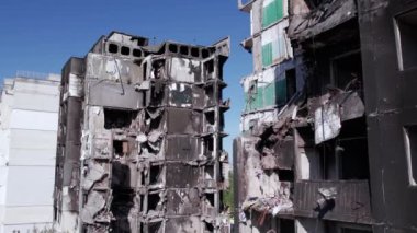 Bu stok videosu Ukrayna 'daki savaşın sonucunu gösteriyor. Bucha, Borodyanka' da yıkılan bir yerleşim yeri.