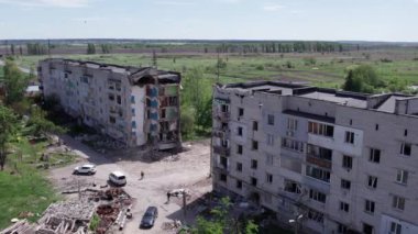 Bu stok videosu Ukrayna 'daki savaşın sonucunu gösteriyor. Bucha, Borodyanka' da yıkılan bir yerleşim yeri.