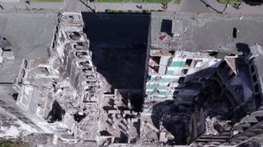 Bu stok videosu Ukrayna 'daki savaşın sonucunu gösteriyor. Bucha, Borodyanka' da yıkılan bir yerleşim yeri.