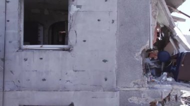 Bu stok videosu Ukrayna 'daki savaşın sonucunu gösteriyor. Bucha, Borodyanka' da yıkılan bir yerleşim yeri.