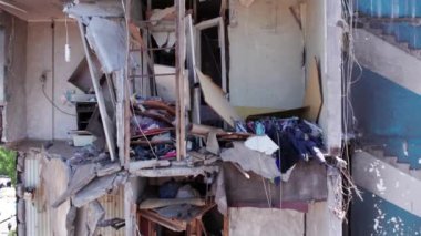 Bu stok videosu Ukrayna 'daki savaşın sonucunu gösteriyor. Bucha, Borodyanka' da yıkılan bir yerleşim yeri.