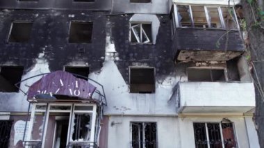 Bu stok videosu Ukrayna 'daki savaşın sonucunu gösteriyor. Bucha, Borodyanka' da yıkılan bir yerleşim yeri.