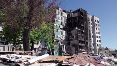 Bu stok videosu Ukrayna 'daki savaşın sonucunu gösteriyor. Bucha, Borodyanka' da yıkılan bir yerleşim yeri.