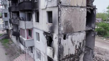 Bu stok videosu Ukrayna 'daki savaşın sonucunu gösteriyor. Bucha, Borodyanka' da yıkılan bir yerleşim yeri.