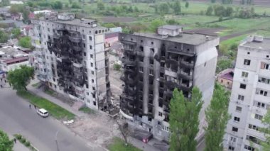 Bu stok videosu Ukrayna 'daki savaşın sonucunu gösteriyor. Bucha, Borodyanka' da yıkılan bir yerleşim yeri.
