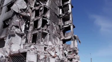 Bu stok videosu Ukrayna 'daki savaşın sonucunu gösteriyor. Bucha, Borodyanka' da yıkılan bir yerleşim yeri.