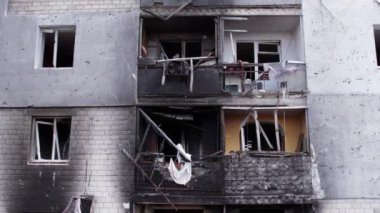 Bu stok videosu Ukrayna 'daki savaşın sonucunu gösteriyor. Bucha, Borodyanka' da yıkılan bir yerleşim yeri.