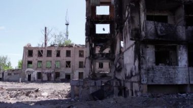 Bu stok videosu Ukrayna 'daki savaşın sonucunu gösteriyor. Bucha, Borodyanka' da yıkılan bir yerleşim yeri.