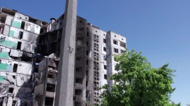 Bu stok videosu Ukrayna 'daki savaşın sonucunu gösteriyor. Bucha, Borodyanka' da yıkılan bir yerleşim yeri.