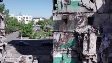 Bu stok videosu Ukrayna 'daki savaşın sonucunu gösteriyor. Bucha, Borodyanka' da yıkılan bir yerleşim yeri.
