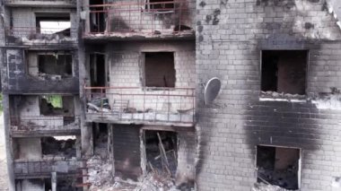 Bu stok videosu Ukrayna 'daki savaşın sonucunu gösteriyor. Bucha, Borodyanka' da yıkılan bir yerleşim yeri.