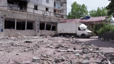 Bu stok videosu Ukrayna 'daki savaşın sonucunu gösteriyor. Bucha, Borodyanka' da yıkılan bir yerleşim yeri.