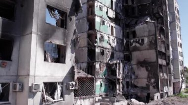 Bu stok videosu Ukrayna 'daki savaşın sonucunu gösteriyor. Bucha, Borodyanka' da yıkılan bir yerleşim yeri.