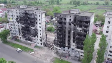 Bu stok videosu Ukrayna 'daki savaşın sonucunu gösteriyor. Bucha, Borodyanka' da yıkılan bir yerleşim yeri.