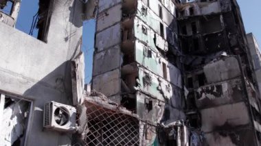 Bu stok videosu Ukrayna 'daki savaşın sonucunu gösteriyor. Bucha, Borodyanka' da yıkılan bir yerleşim yeri.