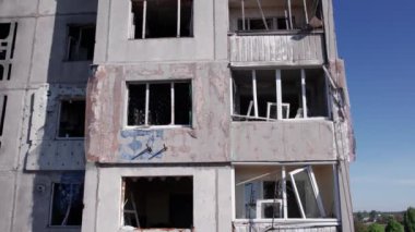 Bu stok videosu Ukrayna 'daki savaşın sonucunu gösteriyor. Bucha, Borodyanka' da yıkılan bir yerleşim yeri.