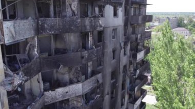 Bu stok videosu Ukrayna 'daki savaşın sonucunu gösteriyor. Bucha, Borodyanka' da yıkılan bir yerleşim yeri.
