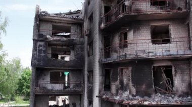 Bu stok videosu Ukrayna 'daki savaşın sonucunu gösteriyor. Bucha, Borodyanka' da yıkılan bir yerleşim yeri.