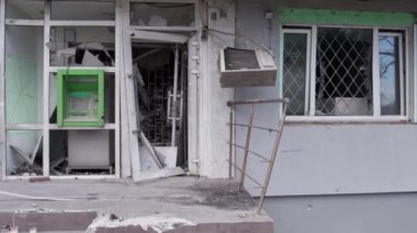 Bu stok videosu Ukrayna 'daki savaşın sonucunu gösteriyor. Bucha, Borodyanka' da yıkılan bir yerleşim yeri.