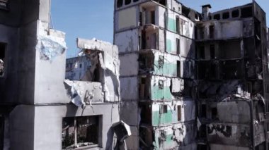 Bu stok videosu Ukrayna 'daki savaşın sonucunu gösteriyor. Bucha, Borodyanka' da yıkılan bir yerleşim yeri.