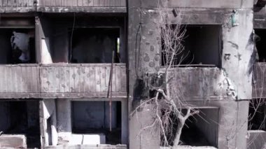 Bu stok videosu Ukrayna 'daki savaşın sonucunu gösteriyor. Bucha, Borodyanka' da yıkılan bir yerleşim yeri.