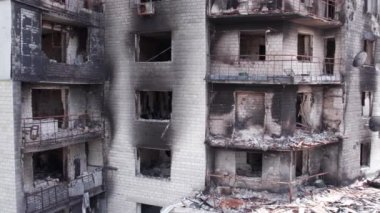 Bu stok videosu Ukrayna 'daki savaşın sonucunu gösteriyor. Bucha, Borodyanka' da yıkılan bir yerleşim yeri.