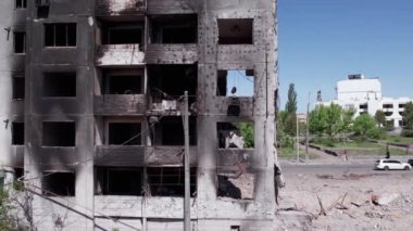 Bu stok videosu Ukrayna 'daki savaşın sonucunu gösteriyor. Bucha, Borodyanka' da yıkılan bir yerleşim yeri.