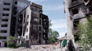 Bu stok videosu Ukrayna 'daki savaşın sonucunu gösteriyor. Bucha, Borodyanka' da yıkılan bir yerleşim yeri.