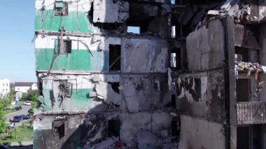 Bu stok videosu Ukrayna 'daki savaşın sonucunu gösteriyor. Bucha, Borodyanka' da yıkılan bir yerleşim yeri.