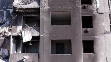 Bu stok videosu Ukrayna 'daki savaşın sonucunu gösteriyor. Bucha, Borodyanka' da yıkılan bir yerleşim yeri.