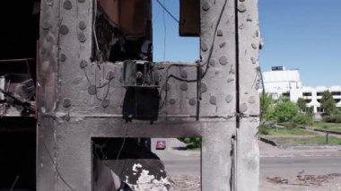 Bu stok videosu Ukrayna 'daki savaşın sonucunu gösteriyor. Bucha, Borodyanka' da yıkılan bir yerleşim yeri.