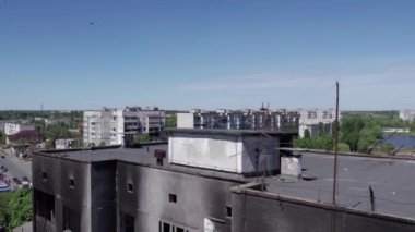 Bu stok videosu Ukrayna 'daki savaşın sonucunu gösteriyor. Bucha, Borodyanka' da yıkılan bir yerleşim yeri.