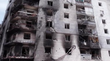 Bu stok videosu Ukrayna 'daki savaşın sonucunu gösteriyor. Bucha, Borodyanka' da yıkılan bir yerleşim yeri.