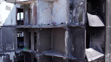 Bu stok videosu Ukrayna 'daki savaşın sonucunu gösteriyor. Bucha, Borodyanka' da yıkılan bir yerleşim yeri.