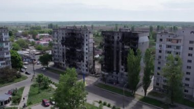 Bu stok videosu Ukrayna 'daki savaşın sonucunu gösteriyor. Bucha, Borodyanka' da yıkılan bir yerleşim yeri.