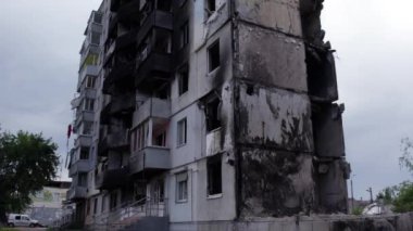 Bu stok videosu Ukrayna 'daki savaşın sonucunu gösteriyor. Bucha, Borodyanka' da yıkılan bir yerleşim yeri.