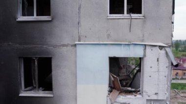 Bu stok videosu Ukrayna 'daki savaşın sonucunu gösteriyor. Bucha, Borodyanka' da yıkılan bir yerleşim yeri.