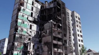 Bu stok videosu Ukrayna 'daki savaşın sonucunu gösteriyor. Bucha, Borodyanka' da yıkılan bir yerleşim yeri.