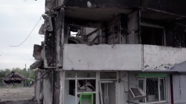 Bu stok videosu Ukrayna 'daki savaşın sonucunu gösteriyor. Bucha, Borodyanka' da yıkılan bir yerleşim yeri.