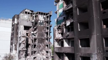 Bu stok videosu Ukrayna 'daki savaşın sonucunu gösteriyor. Bucha, Borodyanka' da yıkılan bir yerleşim yeri.