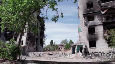 Bu stok videosu Ukrayna 'daki savaşın sonucunu gösteriyor. Bucha, Borodyanka' da yıkılan bir yerleşim yeri.