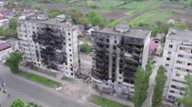 Bu stok videosu Ukrayna 'daki savaşın sonucunu gösteriyor. Bucha, Borodyanka' da yıkılan bir yerleşim yeri.