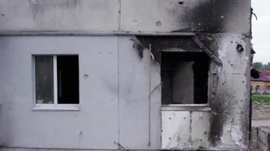 Bu stok videosu Ukrayna 'daki savaşın sonucunu gösteriyor. Bucha, Borodyanka' da yıkılan bir yerleşim yeri.